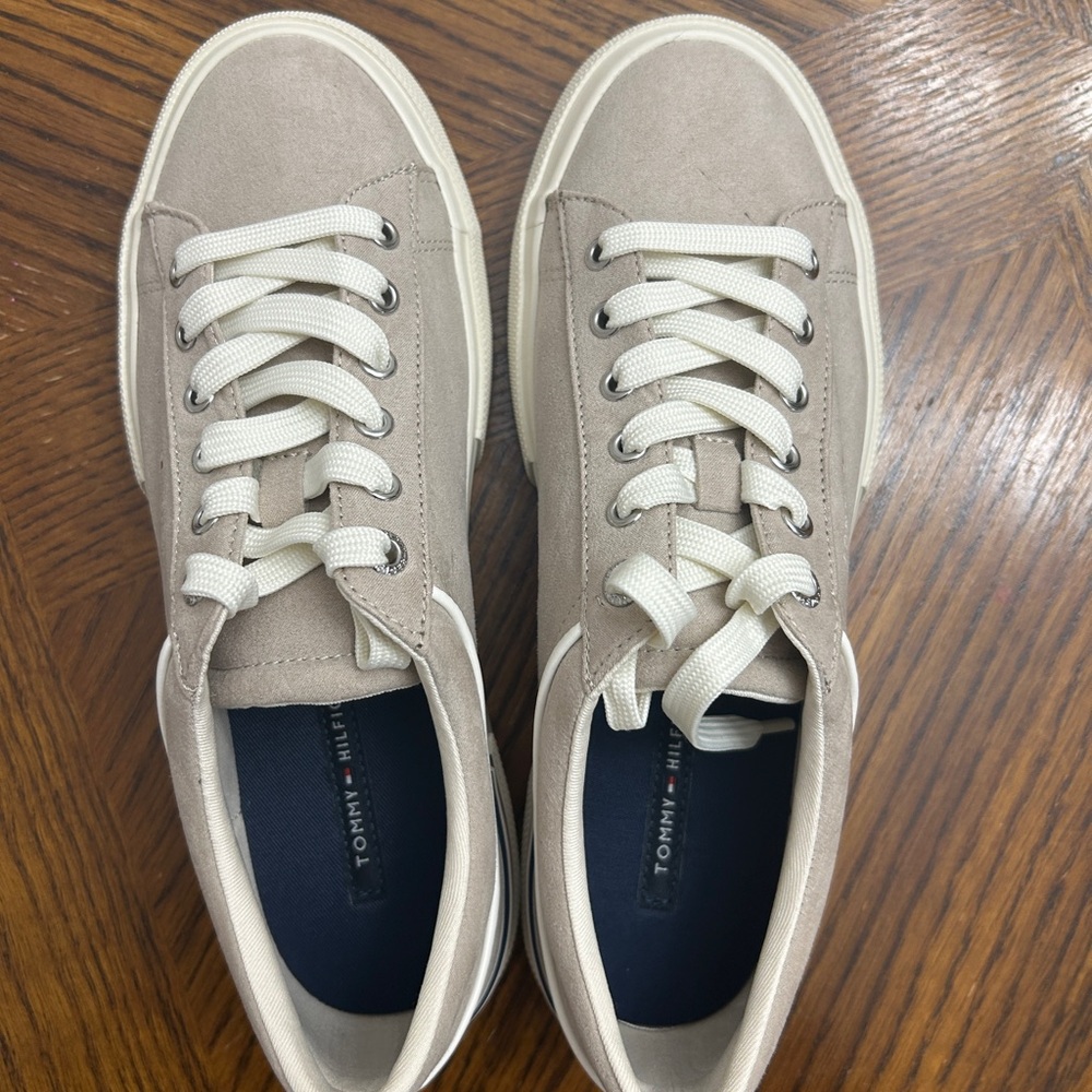 NEW Tommy Hilfiger women Beige Sneakers size 7.5 - Picture 4 of 5